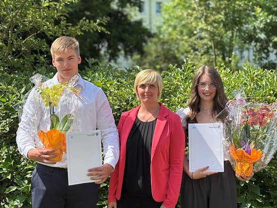 Ausbilderin Franziska Bernsdorf (mitte) gratuliert ihren Auszubildenden Melina Celine Helbing (rechts) und Jeremy Eiling (links) zur bestandenen Pr&uuml;fung. (Foto: Stadtwerke Nordhausen)
