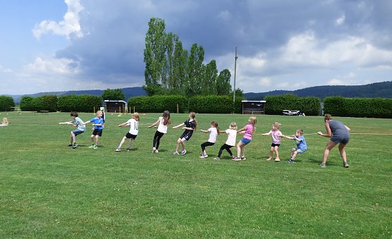 Auf dem Foto besiegen die kleinen Sportler gerade ihre Väter im Tauziehen (Foto: F.Seiler) Auf dem Foto besiegen die kleinen Sportler gerade ihre Väter im Tauziehen (Foto: F.Seiler)