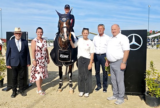 Von links: Erfried Henning, Christina Dost, die Siegerin Amke Stroman, Nina Klotzb&uuml;cher (Sponsorin des Ehrenpreises), Ralph Mackerodt und Helmut Peter.  (Foto: nnz)