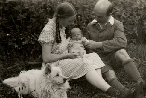 Die junge Familie Bernstein in Limlingerode � Schenkung Sarah Kirschs an den Verein 1997 (Foto: H.Kneffel)