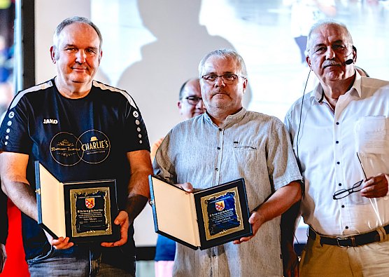 Werner Hütcher zeichnet Frank Ollech und Veit Meier mit der Ehrenamtsplakette aus (Foto: C.Keil) Werner Hütcher zeichnet Frank Ollech und Veit Meier mit der Ehrenamtsplakette aus (Foto: C.Keil)
