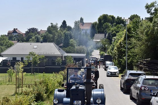 Treckerparade in Petersdorf (Foto: Petersdorfer Sportverein) Treckerparade in Petersdorf (Foto: Petersdorfer Sportverein)