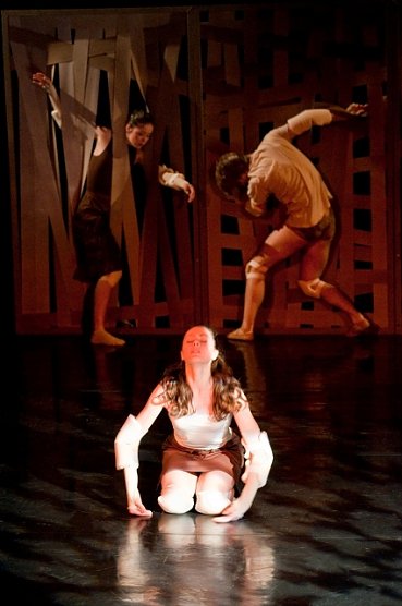 vorne: Tina Vasilaki, hinten: Nina Monteiro, Sergei Martinovich in Dürre (Foto: Ilka Kühn) vorne: Tina Vasilaki, hinten: Nina Monteiro, Sergei Martinovich in Dürre (Foto: Ilka Kühn)