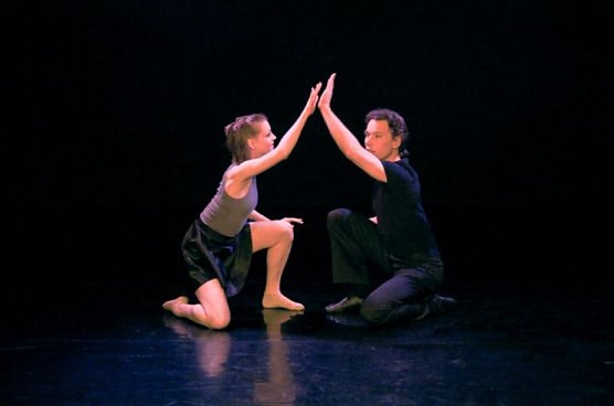 Beth Keasey (links) und Auke Swen in In Search of (Foto: Ilka Kühn) Beth Keasey (links) und Auke Swen in In Search of (Foto: Ilka Kühn)