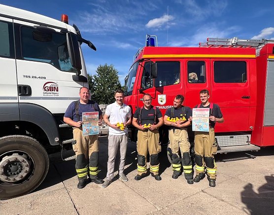 &Uuml;bergabe der Rennenten (Foto: Stephan Vollbort)