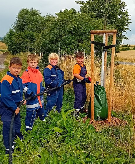 Hier sehen wir die ebenso entschlossenen wie freundlichen Helfer bei der Arbeit. Vielen Dank daf&uuml;r! (Foto: Stefan Buder)