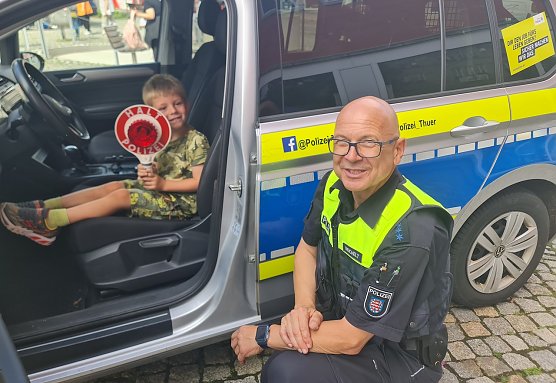 Hatten gemeinsam Spa&szlig;: Polizisten und kleine Polizeifans (Foto: C.Wilhelm)