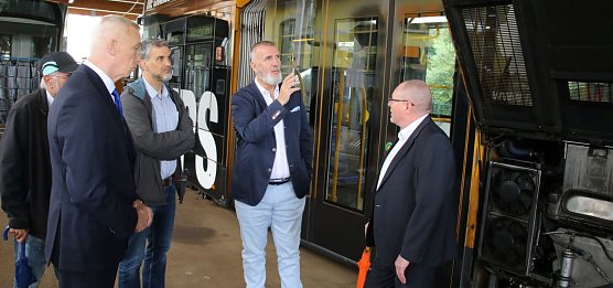 Th&uuml;ringens Minister f&uuml;r Digitales und Infrastruktur, Steffen Sch&uuml;tz, (Mitte) war heute unter anderem im Stra&szlig;enbahndepot der Stadt Nordhausen unterwegs (Foto: agl)