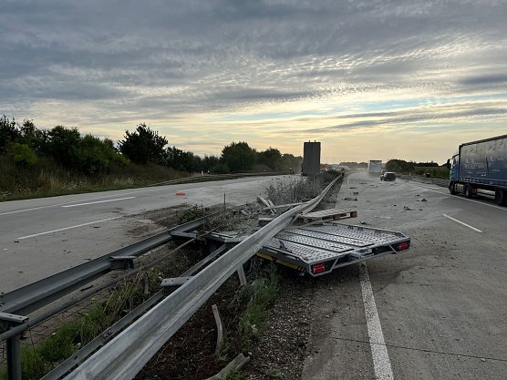 Abg&auml;ngiger Anh&auml;nger auf der A38 (Foto: LPI)
