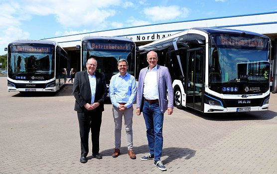 Thorsten Schwarz, Gesch&auml;ftsf&uuml;hrer der Verkehrsbetriebe Nordhausen, Marcel Hardrath, Fachgebietsleiter Beteiligungen und &Ouml;PNV, Landrat Matthias Jendricke mit drei der neuen E-Busse. (Foto: Pressestelle Landratsamt)