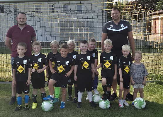 F&uuml;r die Bambinis geht es jetzt mit Sakret im R&uuml;cken auf das Spielfeld (Foto: SG Harztor)