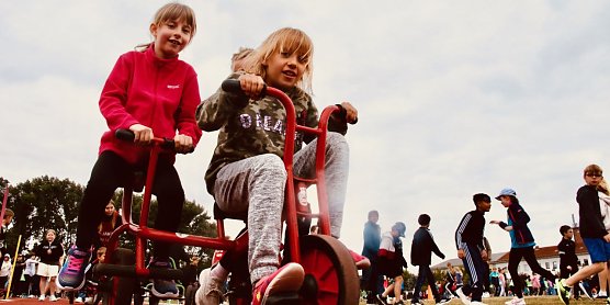 Zum Grundschulsporttag war auf dem Hohekreuzsportplatz heute wieder jede Menge los (Foto: ykh)