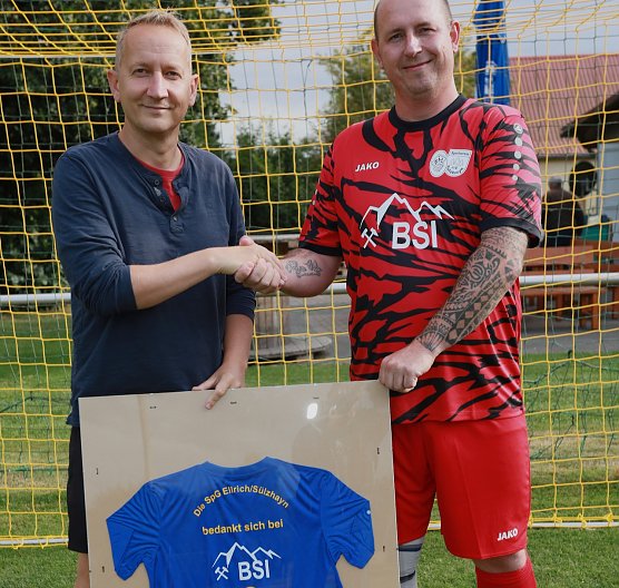 Trikot&uuml;bergabe am Spielfeldrand (Foto: Enrico Kusserow )