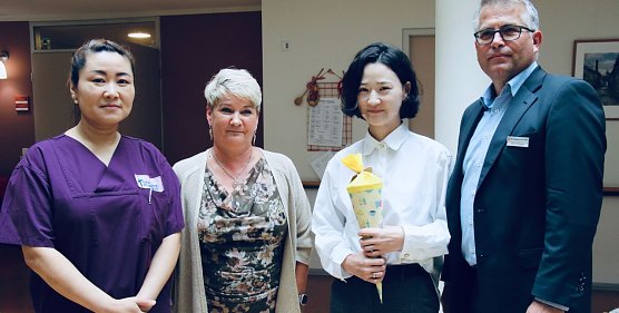 Der Personalbedarf in der Pflege ist ungebrochen hoch, bei der Diakonie geht man auch im Ausland auf die Suche, v.l.: Emilda Suratni, Pflegerin mit indonesischen Wurzeln, Hausleiterin Mandy Krafcick, Neuzugang Unurjargal Althausuk aus der Mongolei und der Leiter der Agentur f&uuml;r Arbeit in Nordth&uuml;ringen, Karsten Frob&ouml;se (Foto: ykh)