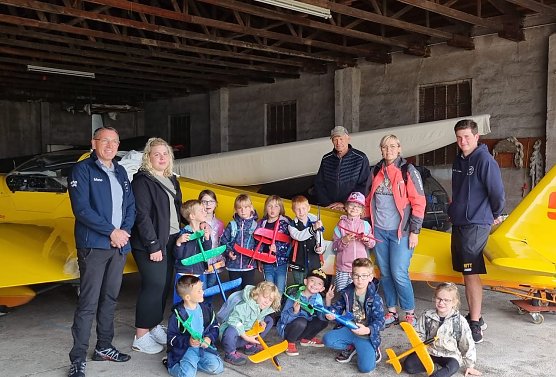 Kinder besuchten den Flugplatz in Bielen (Foto: Kita Bielen) Kinder besuchten den Flugplatz in Bielen (Foto: Kita Bielen)