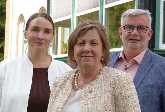 Th&uuml;ringens Ministerin Katharina Schenk nahm sich viel Zeit, trug detailliert vor und wollte Fotos mit Auszubildenden -Klassen, die weiter aktiv begleitet werden sollen. Im Bild: Martina R&ouml;der, Deutscher Pflegeverband DPV und Neanderklinik Harzwald sowie der I. Beigeordnete des Landrates vom LK Nordhausen, Stefan N&uuml;&szlig;le. Katharina Schenk ist die Th&uuml;ringer Ministerin f&uuml;r Arbeit, Soziales, Gesundheit, Frauen und Familie. (Foto: Tim Sch&auml;fer)
