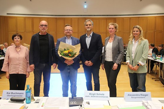 F&uuml;r Christian Lautenbach gab es zur Wahl zum Stadtratsvorsitzenden Blumen, den Vorsitz &uuml;bernimmt er beim n&auml;chsten Mal (Foto: ykh)