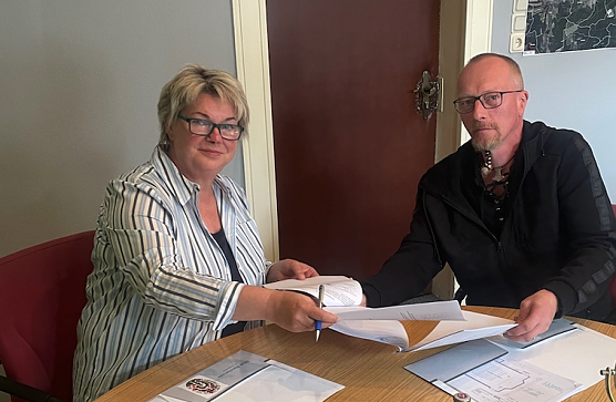 Vertragsunterzeichung im Bleicher&ouml;der Rathaus: B&uuml;rgermeisterin Franka Hitzing und der neue Kino-Chef, Sven Uhlig (Foto: Landgemeinde Bleicherode)