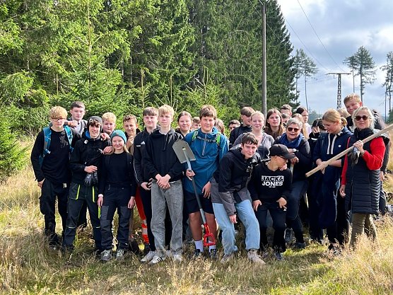 Mit dem Spaten f&uuml;r den Wald - die beiden neunten Klassen der Regelschule Niedersachswerfen halfen bei der Wiederaufforstung im Harz (Foto: Tanita Thelemann)