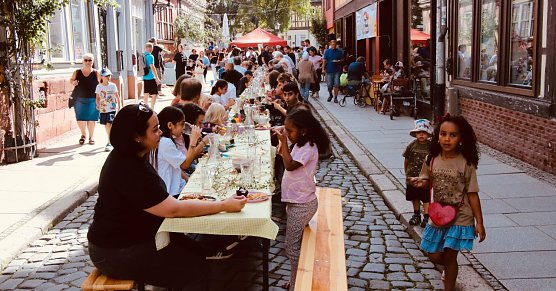In der Kurzen Meile fand heute wieder das "Essen der Kulturen" statt (Foto: agl) In der Kurzen Meile fand heute wieder das "Essen der Kulturen" statt (Foto: agl)