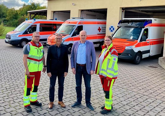 Das Team des Deutschen Roten Kreuzes in Sundhausen freut sich &uuml;ber Verst&auml;rkung f&uuml;r den Fuhrpark (Foto: Pressestelle Landratsamt)