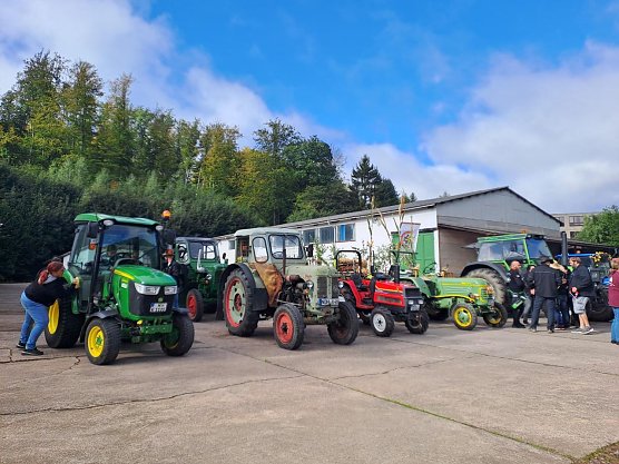 Zum Erntedankfest wird auch die Traktorparade wieder erwartet (Foto: FV Dorfgemeinschaft S&uuml;lzhayn)