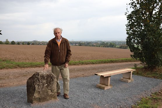 Hans-J&uuml;rgen Gr&ouml;nke vom Nordh&auml;user Geschichts-und Altertumsverein am Kreuzstein (Foto: Stadt Nordhausen)