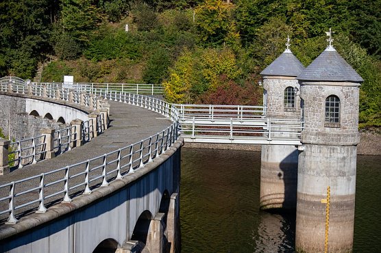 Talsperre Neustadt mit Staumauer und Wasserentnahmet&uuml;rmen (Foto: Th&uuml;ringer Fernwasserversorgung, Hannes M&uuml;ller-Schmied)