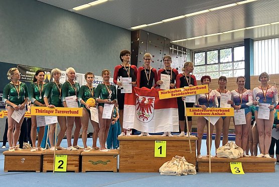 Den 2.Platz in der Kategorie 60+ erturnten sich die Thüringerinnen (Foto: Jörg Lahn ) Den 2.Platz in der Kategorie 60+ erturnten sich die Thüringerinnen (Foto: Jörg Lahn )