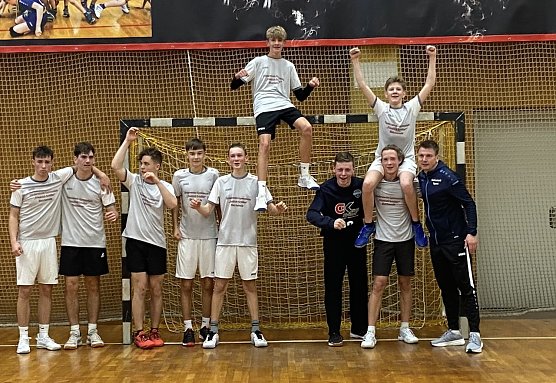 Die Bleicheröder Schiller-Gymnasiasten feiern (Foto: Johannes Eichhorn) Die Bleicheröder Schiller-Gymnasiasten feiern (Foto: Johannes Eichhorn)