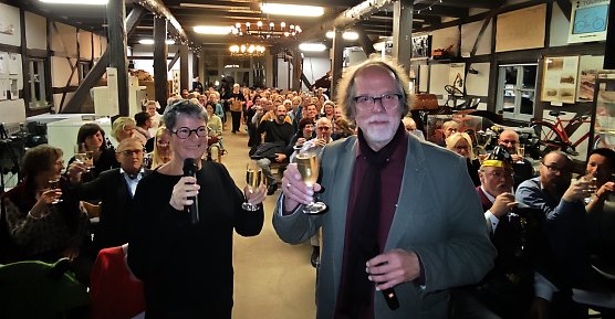 Sabine Schr&ouml;der und J&uuml;rgen Rennebach sto&szlig;en auf die zehnte Ausgabe mit den G&auml;sten an. (Foto: nnz)