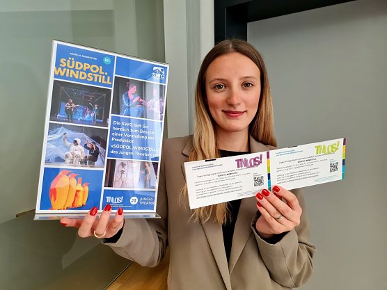 SWG-Mitarbeiterin Annika M&uuml;ller pr&auml;sentiert die Gutscheine f&uuml;r das Kindertheater-St&uuml;ck S&uuml;dpol.Windstill. Die Gutscheine sind ab 4. November in der SWG-Gesch&auml;ftsstelle abzuholen.  (Foto: SWG Nordhausen )