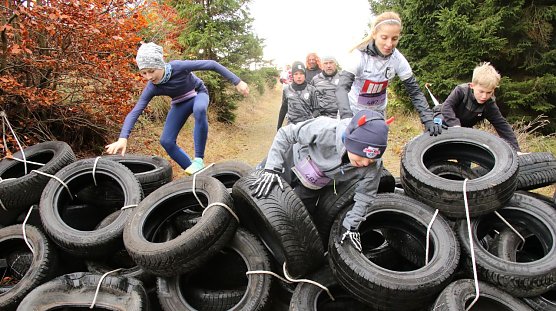 &Uuml;ber Stock, Stein und eine Reihe an menschengemachten Hindernissen ging es beim zweiten Hexenrennen (Foto: agl)