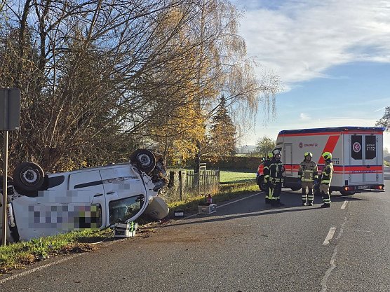 Verunfallter Transporter bei Bielen (Foto: S. Dietzel) Verunfallter Transporter bei Bielen (Foto: S. Dietzel)