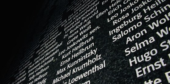 Die neue Gedenktafel am Nordh&auml;user Rathaus (Foto: agl)