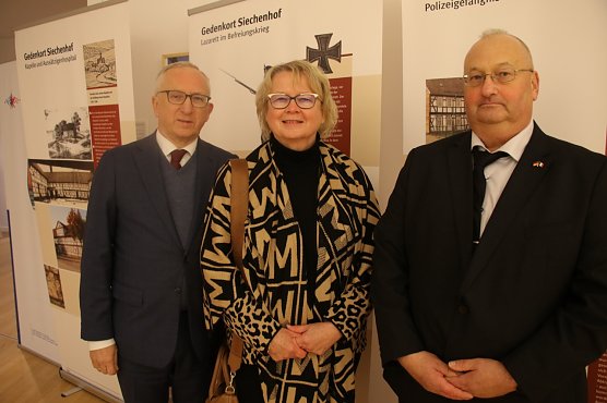 v.l. Jan Tombiński, B&auml;rbel Gr&ouml;negres und Jens B&ouml;hnisch bei der an die Gedenkveranstaltung anschlie&szlig;enden Er&ouml;ffnung der Doppelausstellung zum Siechenhof und dem j&uuml;dischen Alltagsleben in Nordhausen in der Stadtbibliothek (Foto: agl)