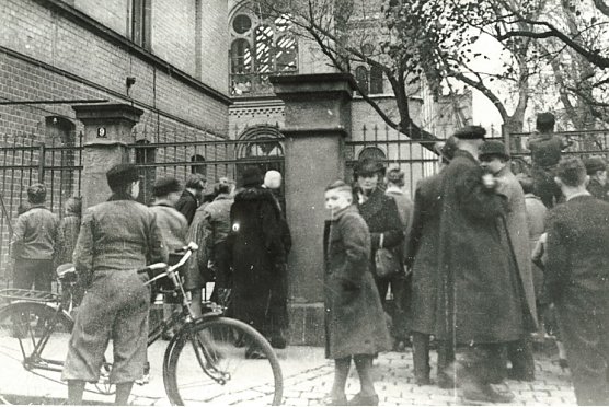 Am 10.11.1938 besichtigen Neugierige die ausgebrannte Synagoge (Foto: Verlag Iffland)