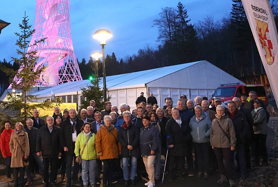Ausgezeichnete Ehrenamtler vor dem Hexenbesen (Foto: Nicole Mattern) Ausgezeichnete Ehrenamtler vor dem Hexenbesen (Foto: Nicole Mattern)