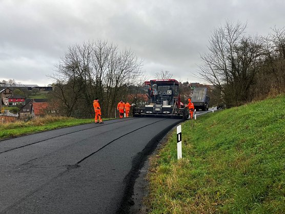 Oberflächensanierung zwischen Buchholz und Herrmannsacker (Foto: Pressestelle Landratsamt) Oberflächensanierung zwischen Buchholz und Herrmannsacker (Foto: Pressestelle Landratsamt)