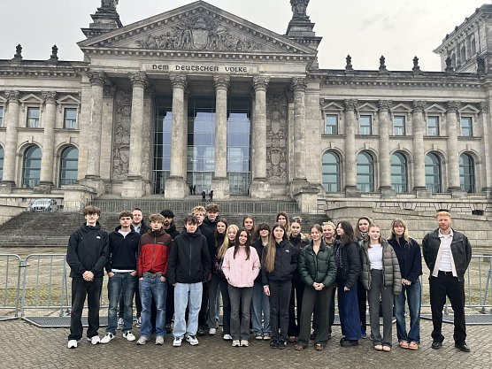 Der Kurs vor dem Bundestag (Foto: Humboldt-Gymnasium) Der Kurs vor dem Bundestag (Foto: Humboldt-Gymnasium)