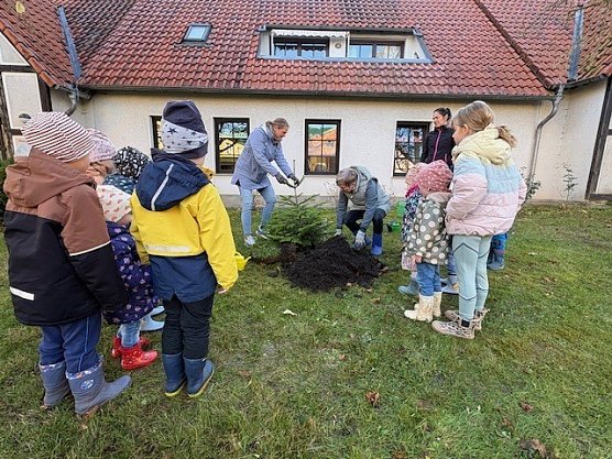 Baumpflanzchallenge in der Kita Petersdorf (Foto: Stadtverwaltung Nordhausen)