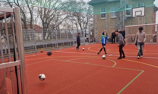 Die jungen Bewohner der Einrichtung k&ouml;nnen sich auf dem Bolzplatz ordentlich austoben (Foto: agl)