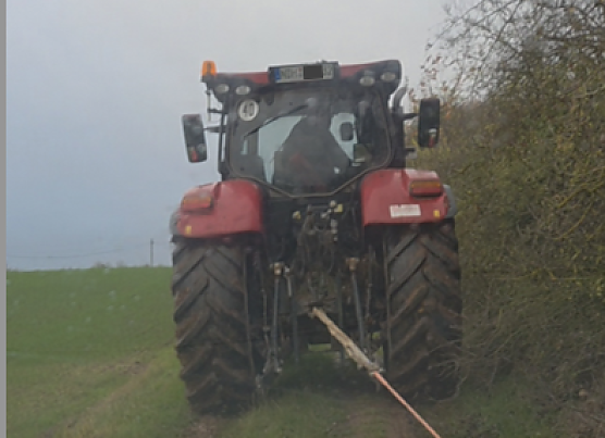 Retter in der Not: Andreas H. und sein gro&szlig;er, roter Traktor (Foto: privat)