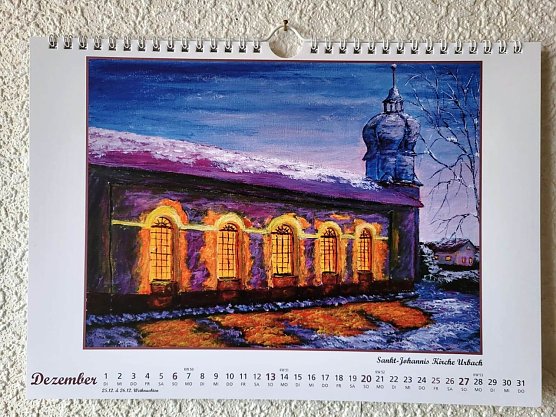 Die Urbacher Kirche im Lichterschein - das Kalenderblatt f&uuml;r Dezember (Foto: Sabine Barth-Thelemann)