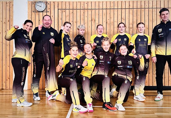 Die SVC M&auml;dels freuten sich nicht nur &uuml;ber einen klaren Sieg, sondern auch &uuml;ber ihre neuen Trainingshosen (Foto: SVC)