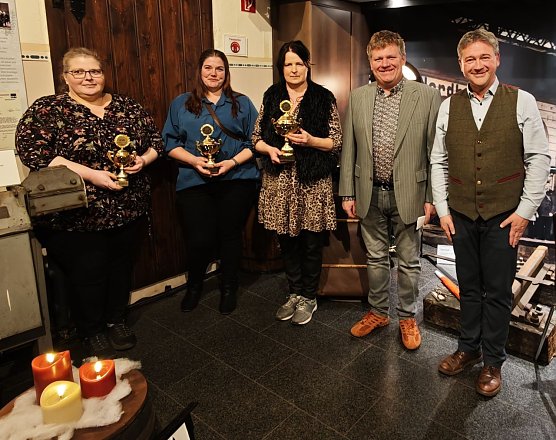 Die drei Preistr&auml;gerinnen mit Innungschef Martin Srocke und Tradi-Leiter Thomas M&uuml;ller (Foto: nnz)