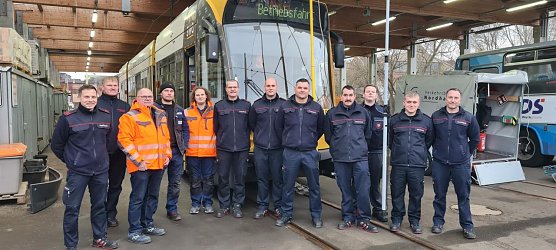 Gemeinsame Ausbildung von Feuerwehr und Verkehrsbetrieben (Foto: Verkehrsbetriebe Nordhausen) Gemeinsame Ausbildung von Feuerwehr und Verkehrsbetrieben (Foto: Verkehrsbetriebe Nordhausen)
