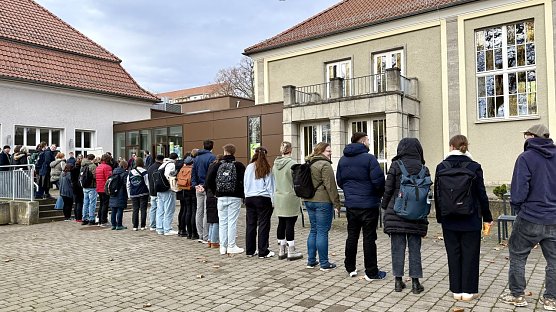 Menschenkette an der Hochschule Nordhausen (Foto: Tim Rückschloß / HSN) Menschenkette an der Hochschule Nordhausen (Foto: Tim Rückschloß / HSN)