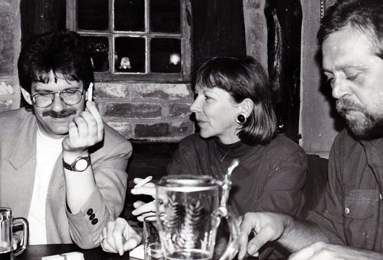 Nach der Arbeit in der Redaktion wurde es immer mal gem&uuml;tlich, wie hier Anfang 1995. Rechts "HP", daneben die Redakteure Heidrun Fischer und PSG (Foto: Archiv PSG)