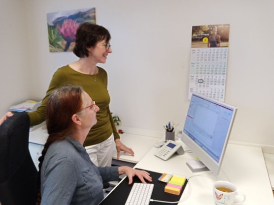 Dr. Waltraut Ibe (hinten) fand in Dr. Elisabet Schatz f&uuml;r ihre Praxis einen Schatz im wahrsten Sinne des Wortes. (Foto: Kurt Frank)